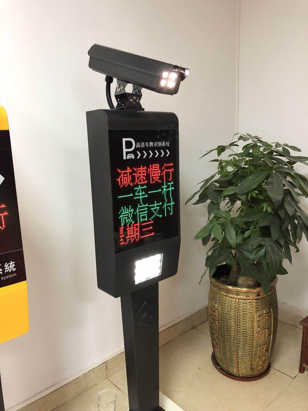 简易四行车牌识别一体机01.png